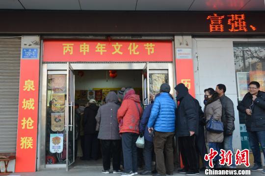 猴年邮票发行三天销售点排起长队，集邮群体主力军是老年人