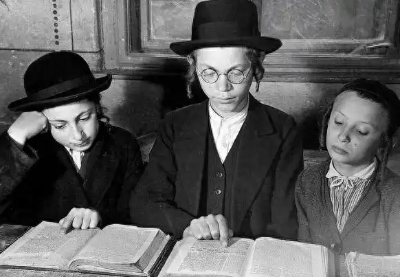 犹太人理财智慧揭秘：金钱为何对他们至关重要及现金主义的秘密