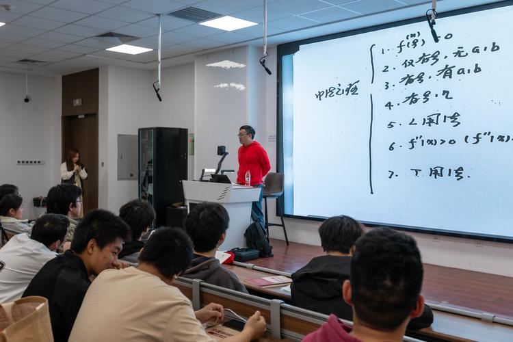 考研数学讲的通俗易懂的老师_考研机构师资团队稳定性_2026考研机构选择标准